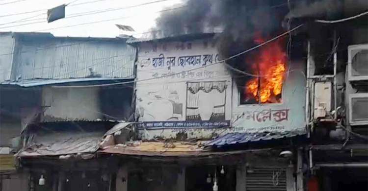 জহুর হকার্স মার্কেটে কাপড়ের গোডাউনে আগুন,