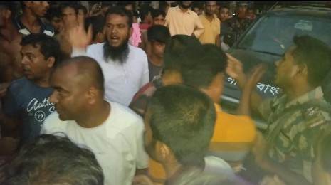 অনৈতিক সম্পর্কের অভিযোগে গ্রামবাসীদের বাধা উপেক্ষা করে আটক বিজিবি সদস্যকে উদ্ধার করলেন বিজিবি
