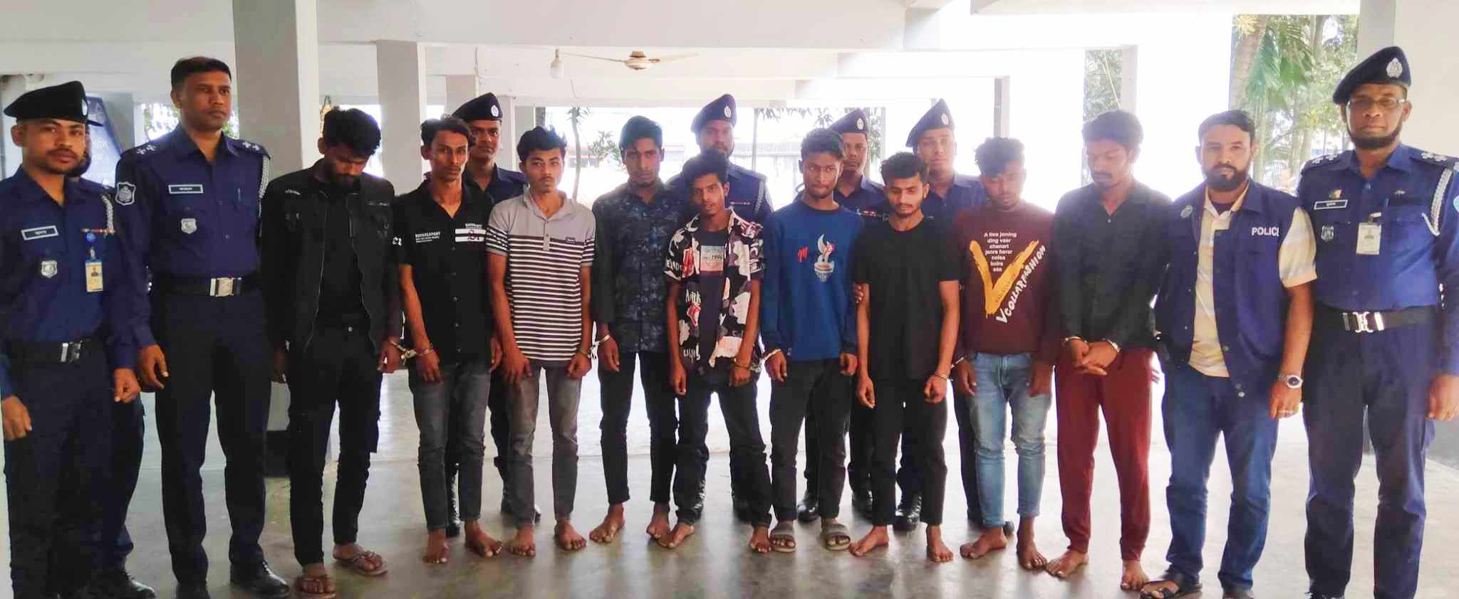 সুবর্ণচরে ডাকাতির প্রস্তুতিকালে পিকাপভ্যান ও দেশিয় অস্ত্রসহ ৯ ডাকাত আটক