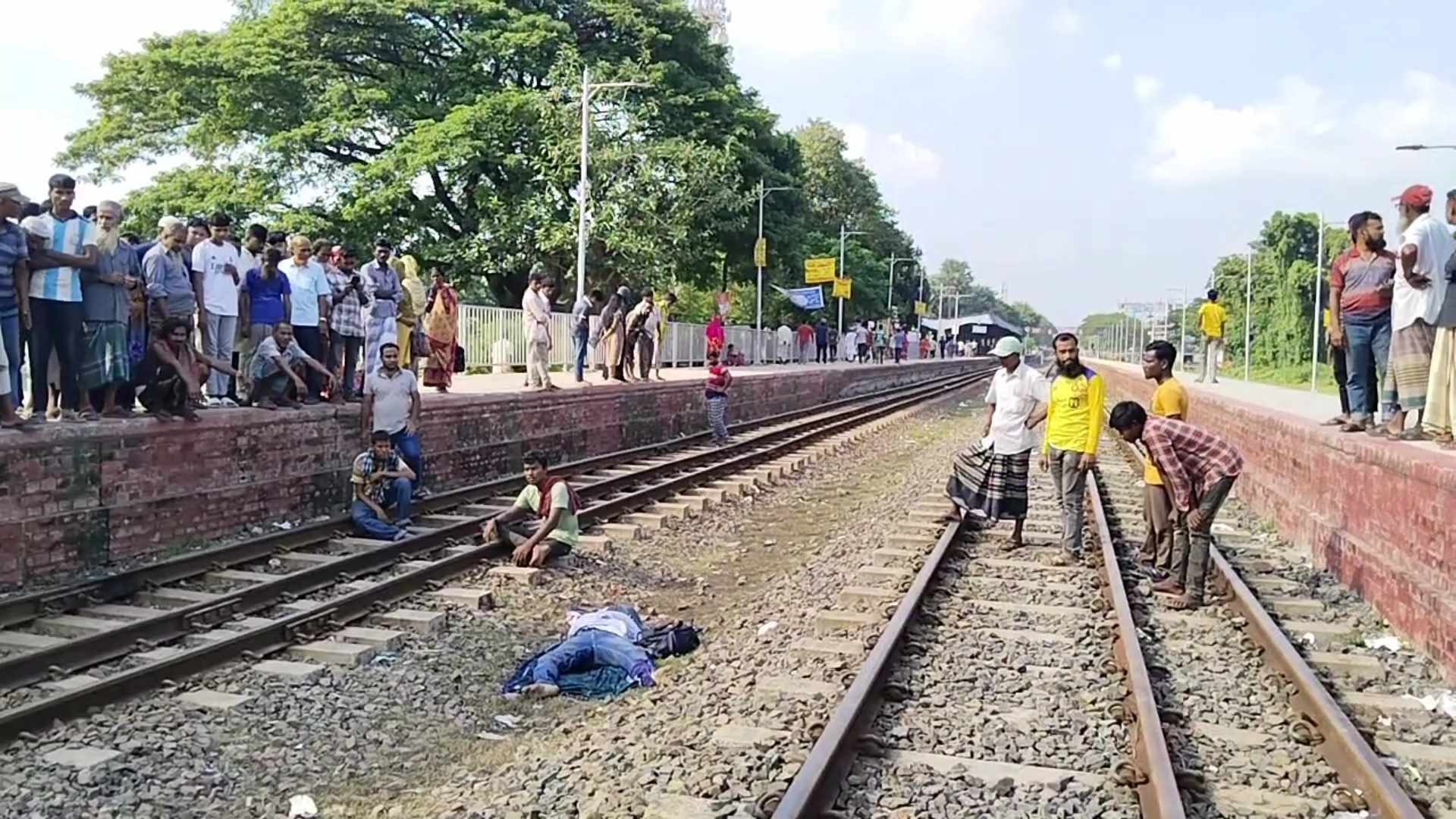 জয়পুরহাটে ট্রেনে কাটা পরে নিহত-১, আহত ১