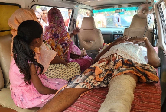 স্ত্রীর করা যৌতুক ও নারী নির্যাতন মামলায় স্বামী গ্রেফতার এড়াতে এ্যাম্বুলেন্সে করে আদালতে হাজির