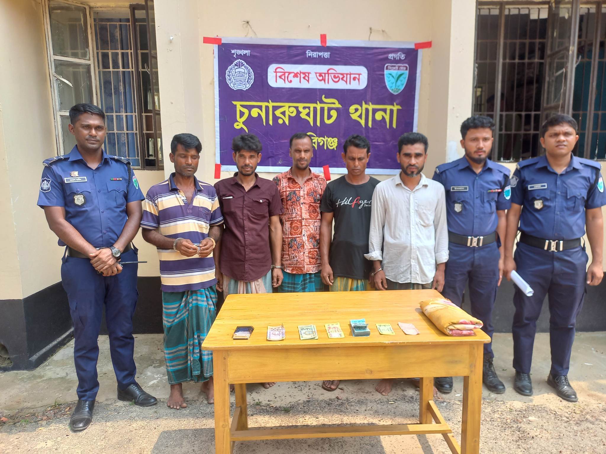 চুনারুঘাটে প্রকাশ্যে জুয়া খেলার অপরাধে ৫ জুয়ারী গ্রেপ্তার
