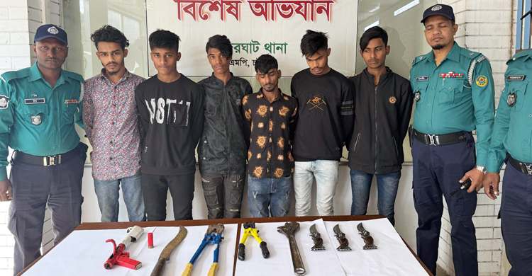 চট্টগ্রামে অস্ত্র সহ ৬ জন গ্রেফতার, ৫১ ভরি সোনা জব্দ