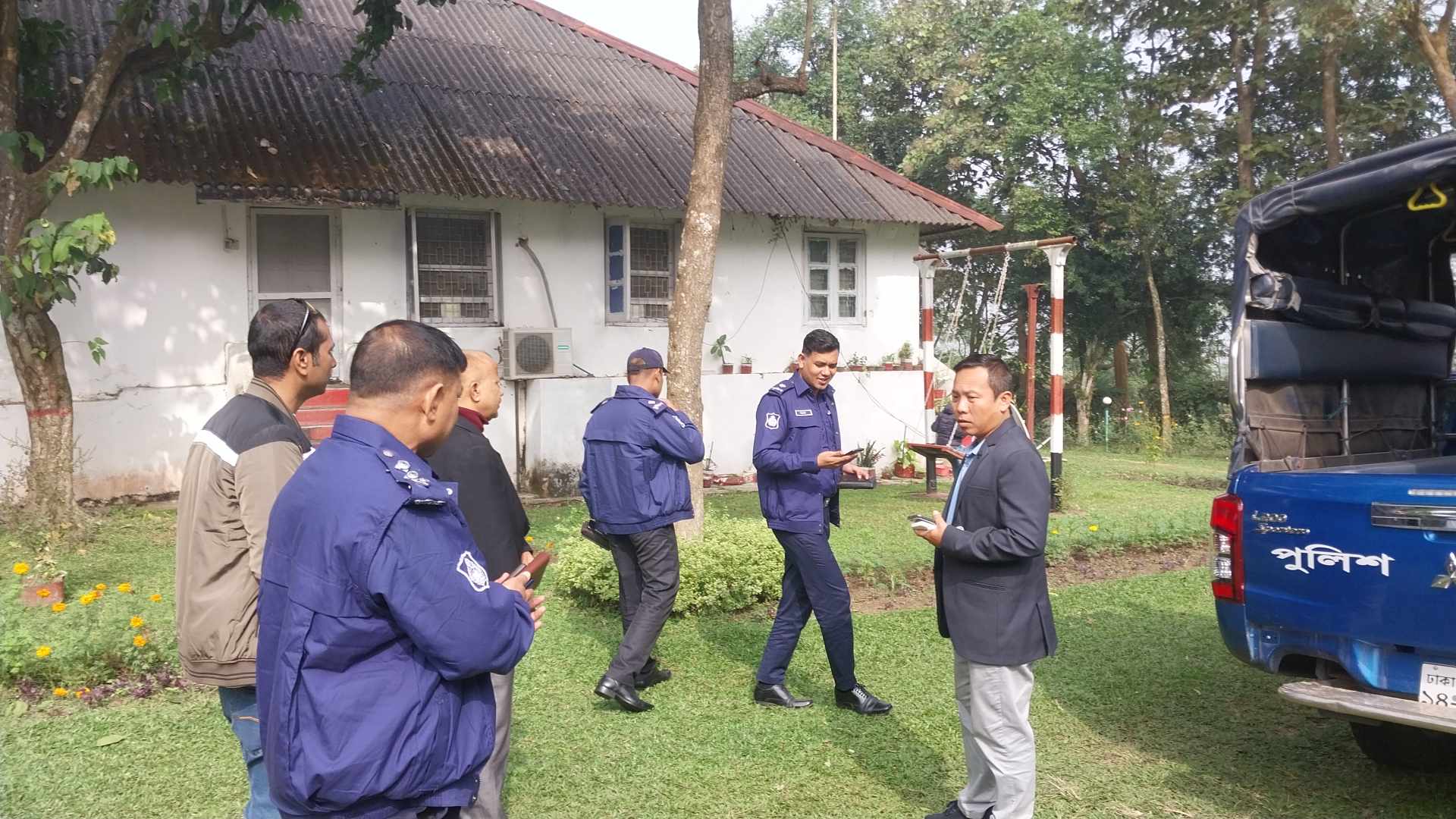 মাধবপুরের তেলিয়াপাড়া চা বাগান এলাকায় গাছ ফেলে ডাকাতি
