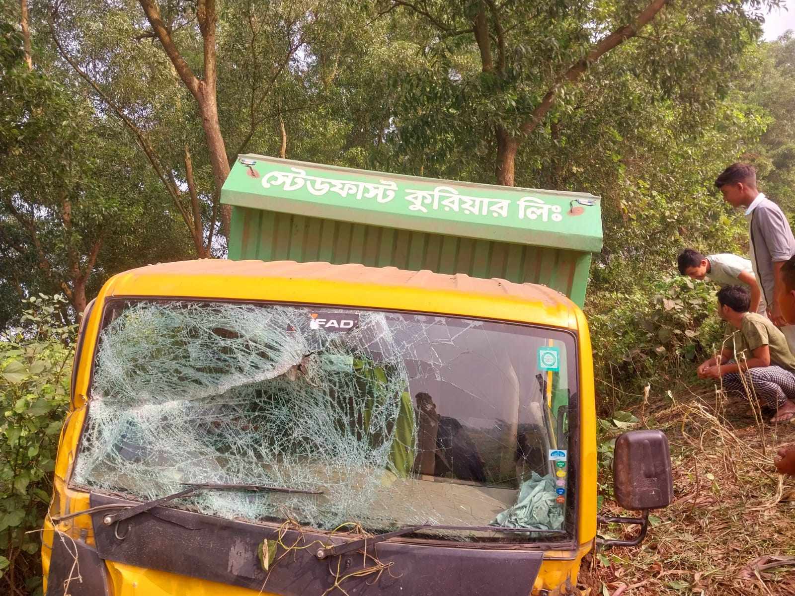 চুনারুঘাটে ব্যাটারিচালিত ইজিবাইক ও কাভার্ড ভ্যানের মুখোমুখি সংঘর্ষে নারীসহ তিনজন নিহত