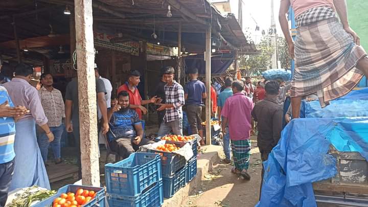 নিমসারে সবজি বাজারে আগুন, বৃষ্টি,বন্যাকে দুষছে বিক্রেতারা