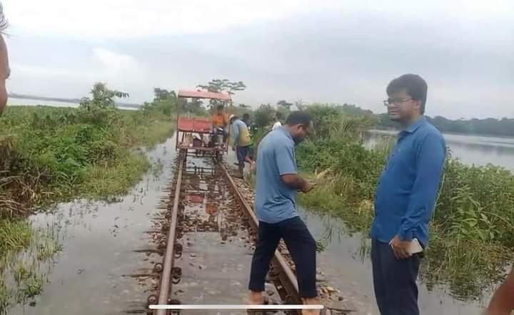 সিলেট-ঢাকা,সিলেট-চট্টগ্রাম বরমচাল-কুলাউড়া সেকশনে রেল লাইনের উপর দিয়ে পানি প্রবাহিত 