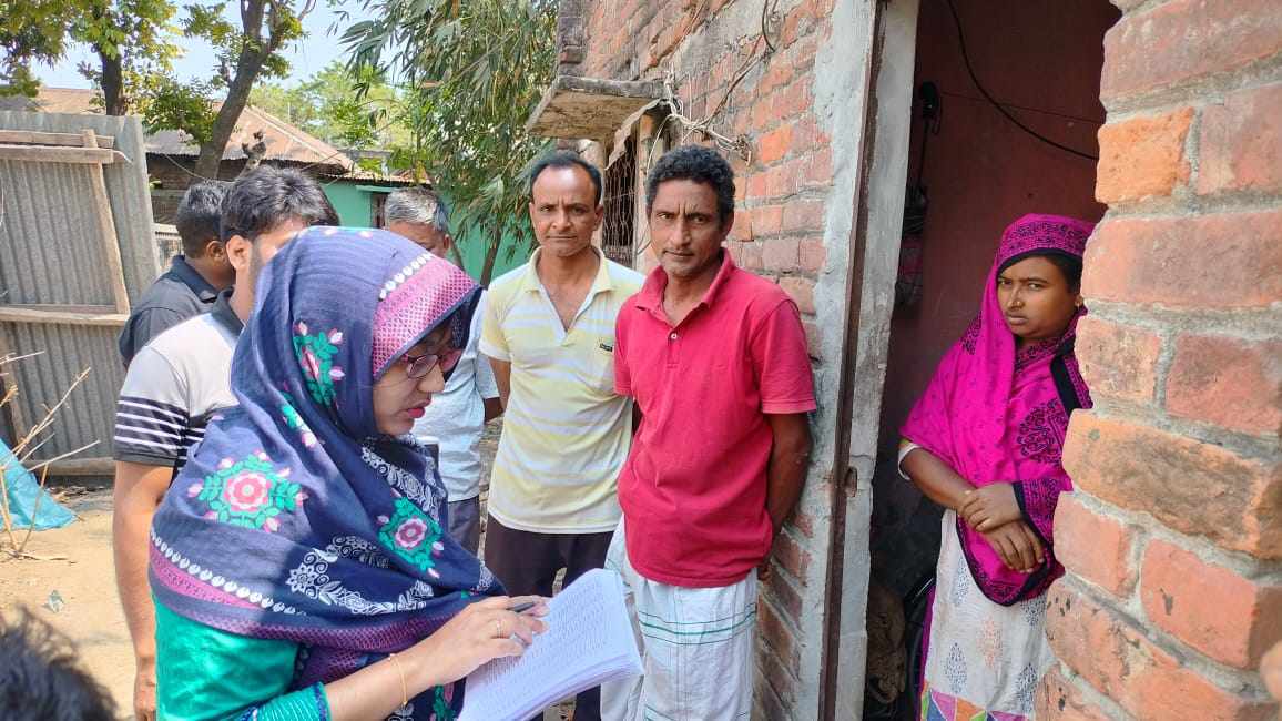 রহনপুরে বাড়ি বাড়ি গিয়ে ভিজিএফের তালিকা যাচাই-বাছাই করছেন ইউএনও 