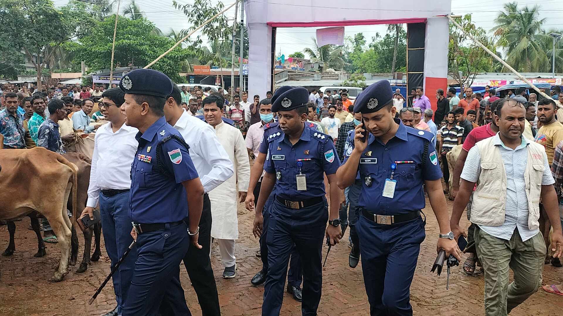 শার্শায় পশুহাট পরিদর্শন ডিসি ও এসপির