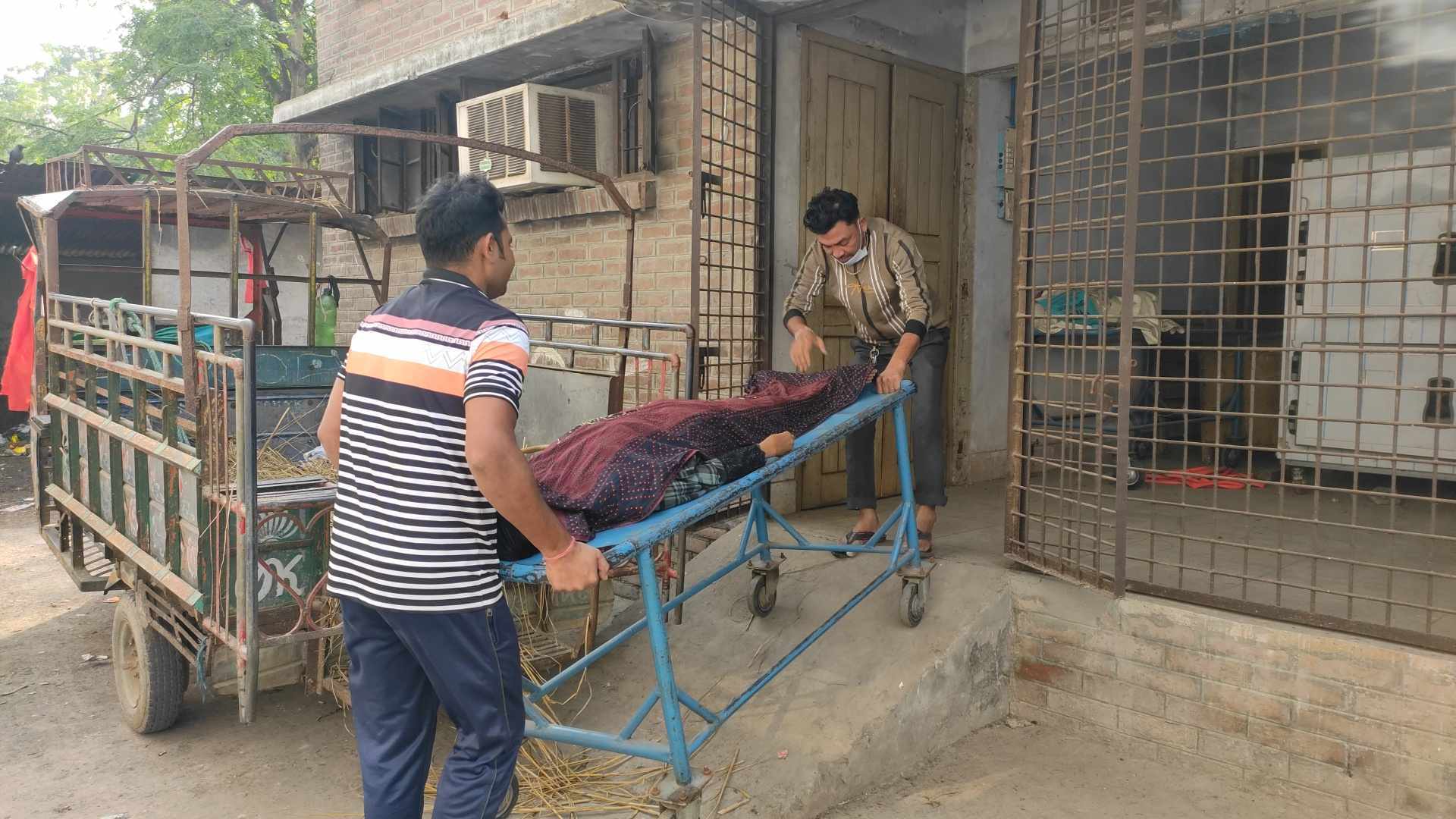 চাঁপাইনবাবগঞ্জে শয়নকক্ষ থেকে নারীর মরদেহ উদ্বার