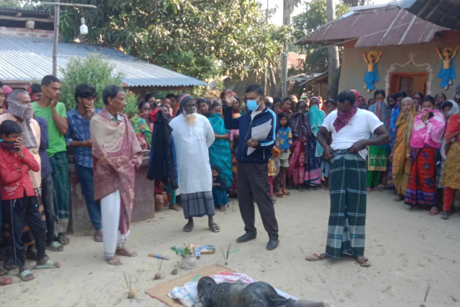 গোমস্তাপুরে নিখোঁজের চার দিন পর বাড়ির পাশের পুকুর থেকে ৫ বছরের শিশুর ভাসমান লাশ উদ্ধার