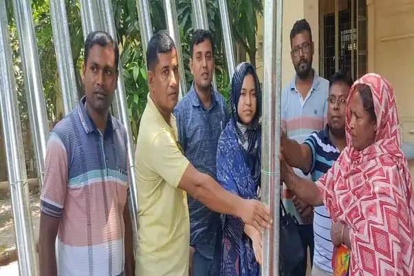 পাইকগাছায় অতিদরিদ্র মানুষের মাঝে টিন বিতরণে ইউএনও মমতাজ