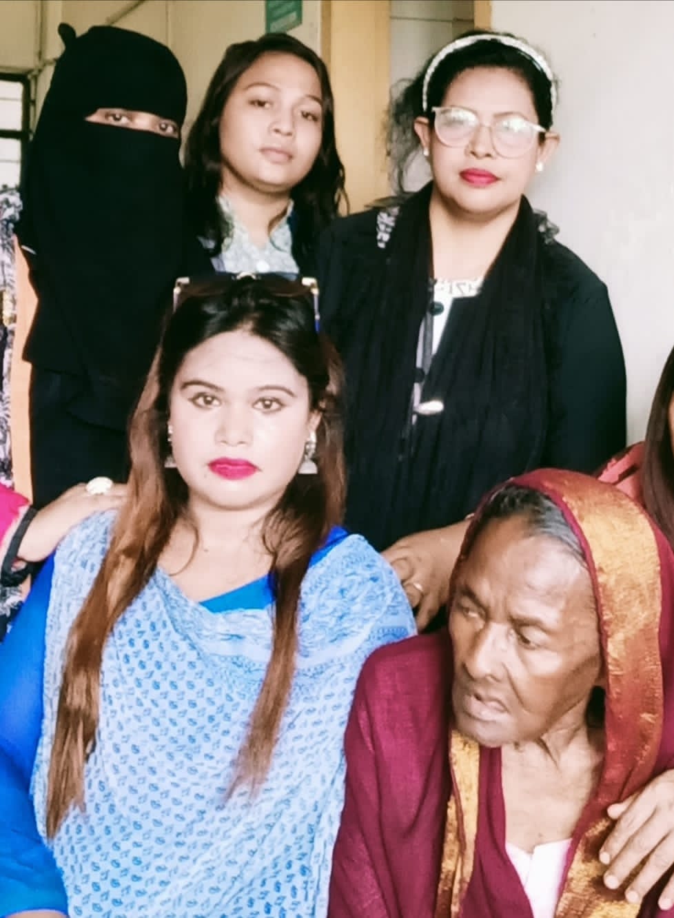 বৃদ্ধার পরিবারের পরিচয় সন্ধানে নারায়ণগঞ্জ নারী সাংবাদিক কল্যাণ সংস্থা