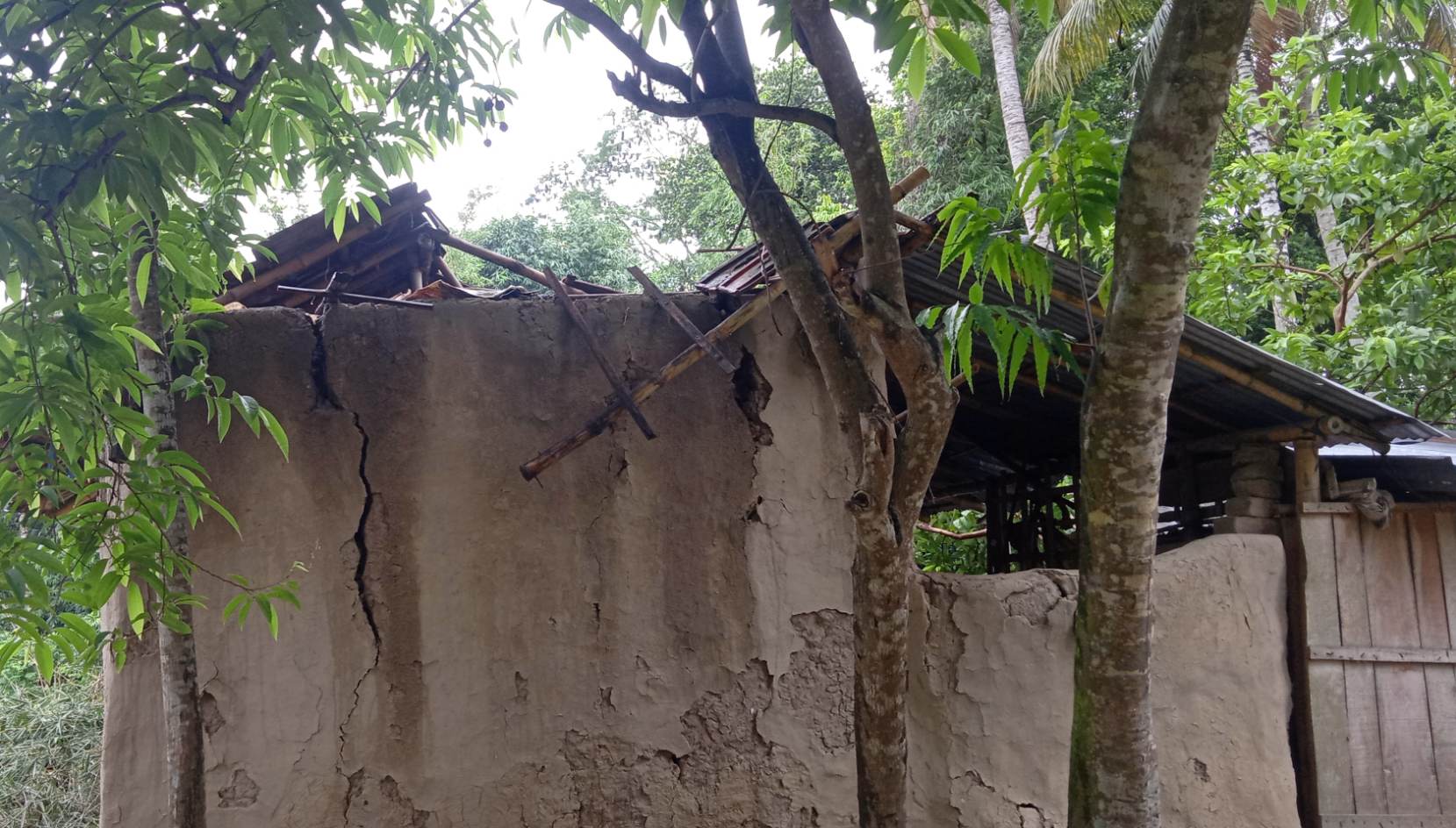 পাটকেলঘাটায় ঘর সংস্করের সামর্থ্য না থাকায় মানবেতর জীবনযাপন