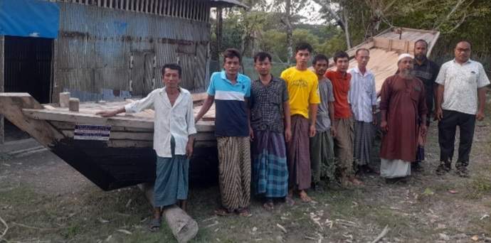 তালতলীতে রাখাইন জেলেদের মাঝে মাছ ধরা ট্রলার বিতরণ