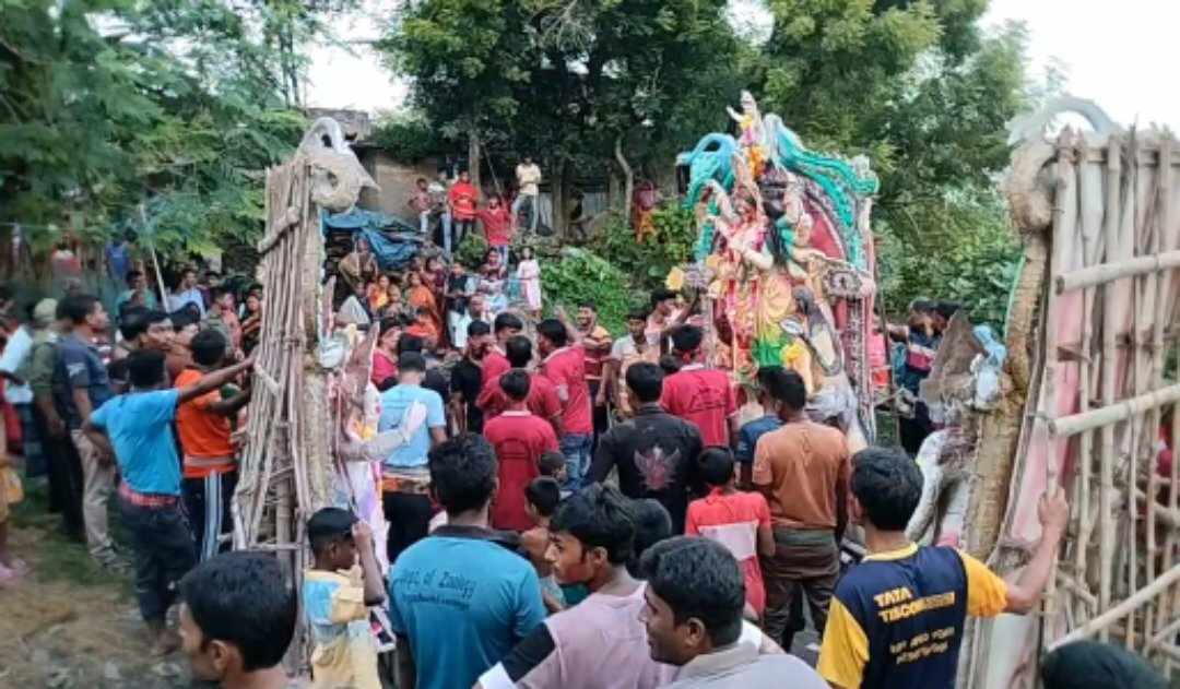 গোমস্তাপুরে দেবী দুর্গার প্রতিমা বিসর্জনের মধ্য দিয়ে শারদীয় দুর্গোৎসবের পরিসমাপ্তি