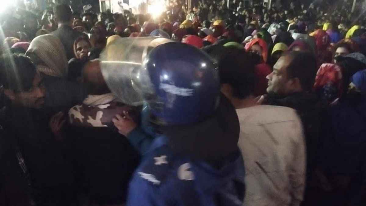 বেতন বৃদ্ধির দাবিতে বিক্ষোভ, কারখানা অনির্দিষ্টকালের ছুটি-