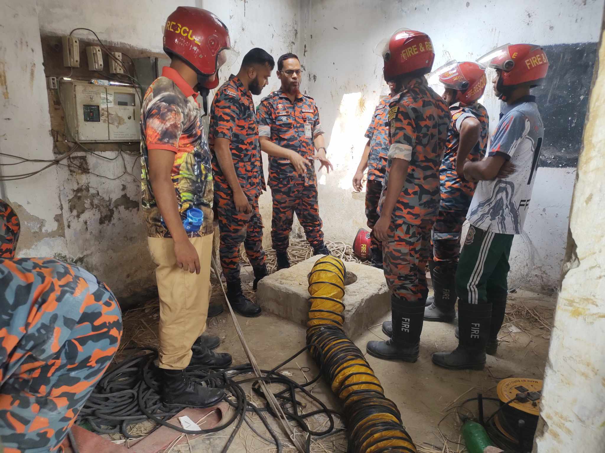 নাচোলে গভীর নলকুপের হাউজিংয়ে পড়ে রনি বর্মন নামের এক যুবকের মৃত্যু