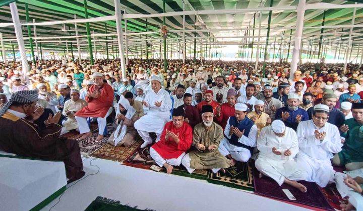 চট্টগ্রামে ঈদের জামাতে দেশ জাতির মঙ্গল কামনা করে দোয়া