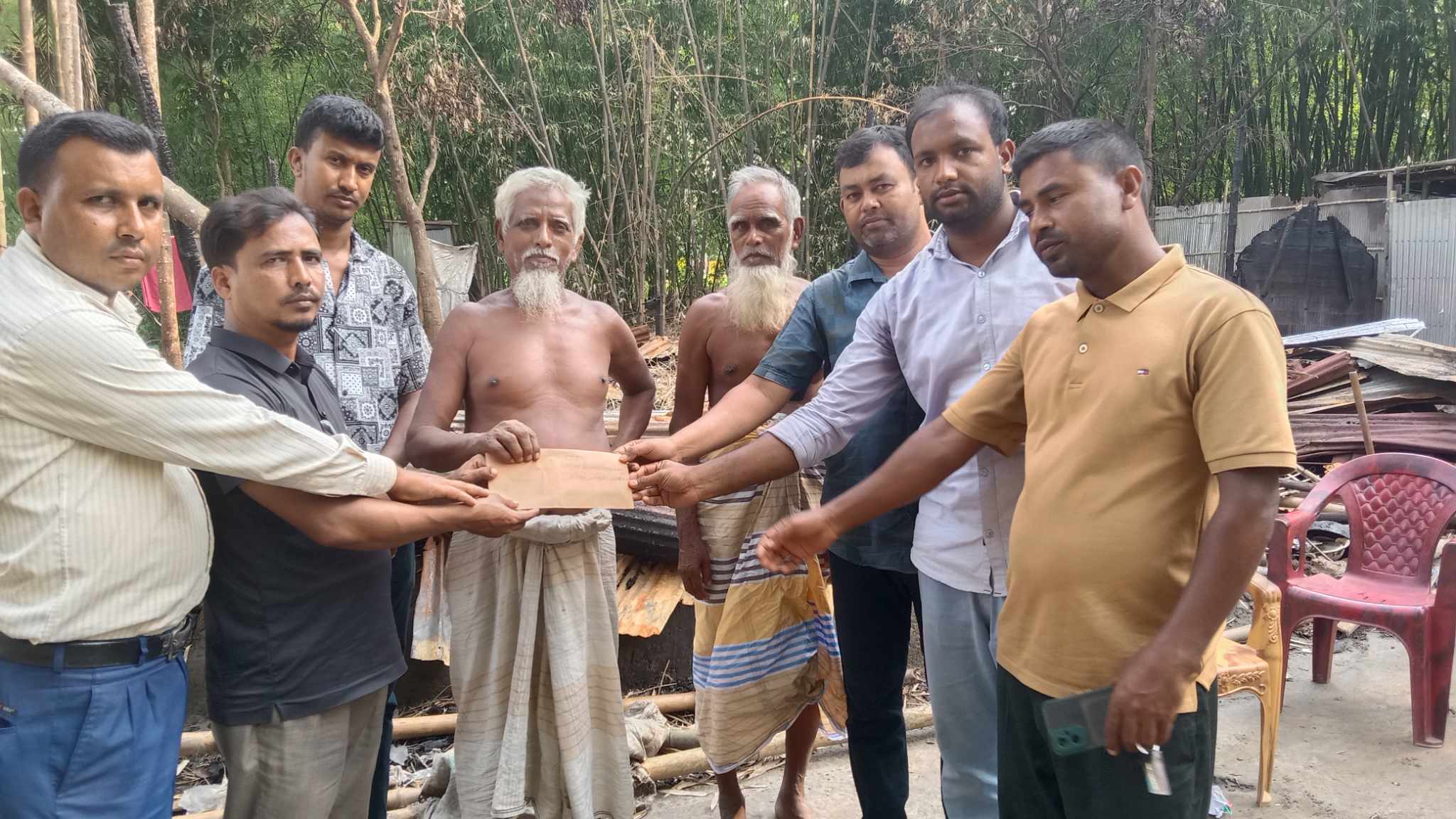 হাতিবান্ধায় টংভাঙ্গা ইউনিয়ন সমাজ কল্যাণ সংঘের পক্ষ থেকে অগ্নিকাণ্ডে ক্ষতিগ্রস্ত পরিবারকে নগত অর্থ প্রদান