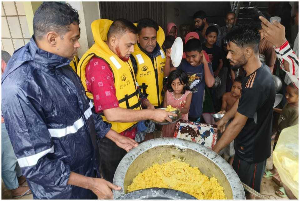 ছাতক থানা পুলিশের উদ্যোগে অসহায় বন্যার্তদের মধ্যে খাদ্য সামগ্রী বিতরণ