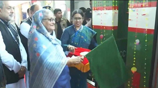 পতাকা উড়িয়ে আইকনিক স্টেশন ও রেললাইনের উদ্বোধন করলেন প্রধানমন্ত্রী